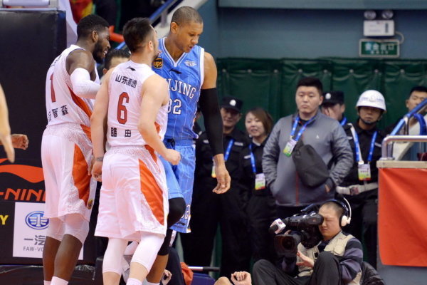 依舊替補？詹?。航裢磉€是讓維爾茨搭?；倏?，薩拉赫替補更合理