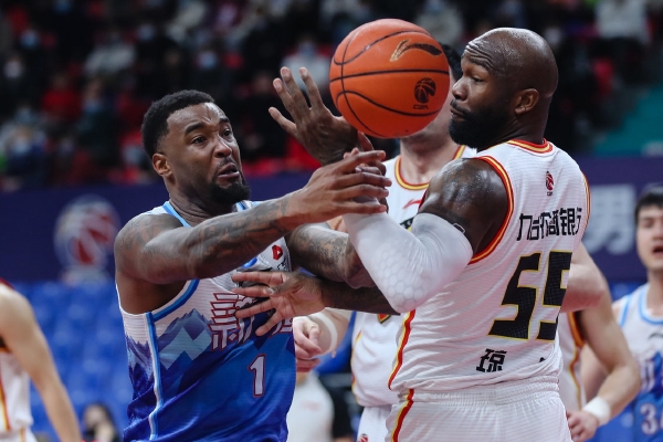 效率不高！愛德華茲打滿首節(jié)7中2拿到10分 三分4中0&正負值