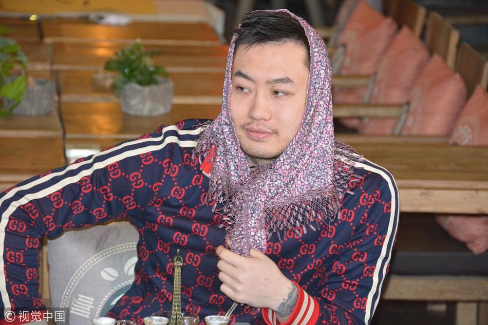 危險！卡佩拉被切球后打到杜蘭特面部，杜蘭特掩面非常痛苦