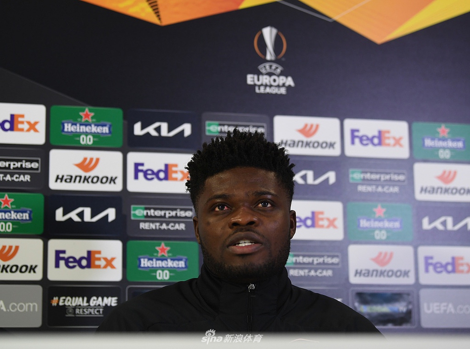 短暫放松！維尼修斯曬與女友合照：在迪拜的24小時?????