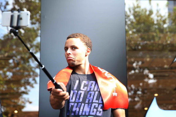 任勞任怨！比爾本場替補出戰(zhàn)，賽中一直面帶笑意