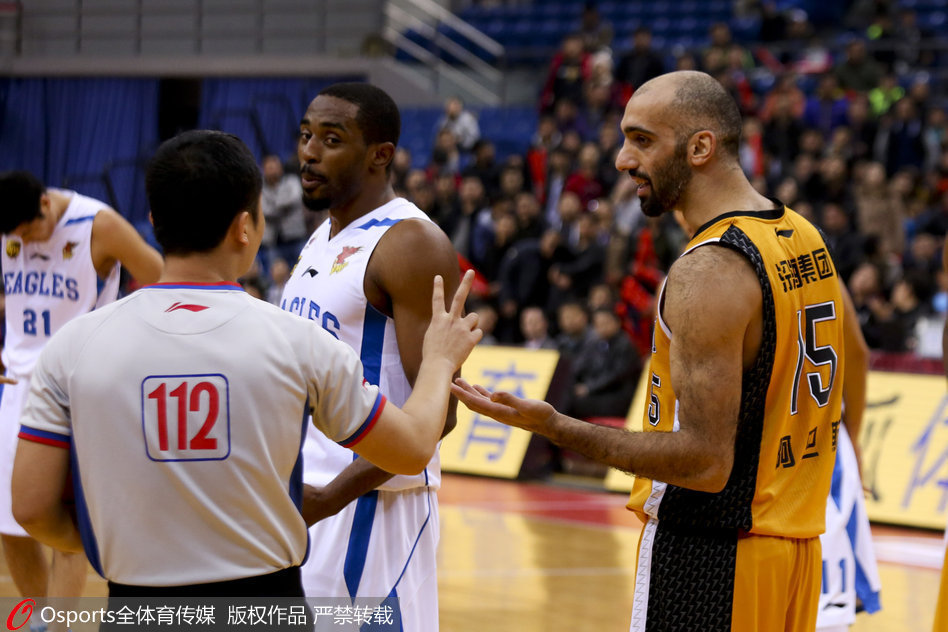 直播吧1月8日訊 NBA常規(guī)賽，雄鹿113-120不敵勇士。本場比賽，雄鹿首發(fā)的表現(xiàn)還可以，除了字母哥外其他四人也都得分上雙，合計拿到55分，其中羅林斯16分、波特15分、特納13分、AJ·格林11分