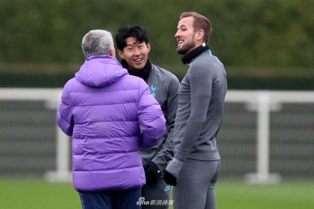 ??梅西抵達加爾各答，眾多印度球迷狂奔并齊喊：Messi! Messi!