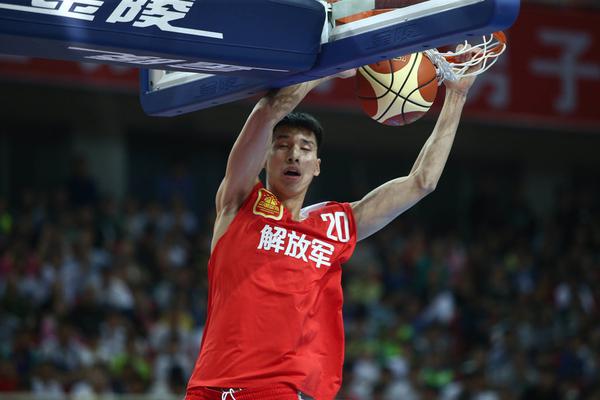 巴薩多打一人！桑塞特兇狠踢倒費爾明，被直紅罰下