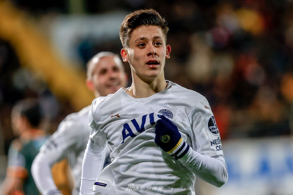 危險！卡佩拉被切球后打到杜蘭特面部，杜蘭特掩面非常痛苦