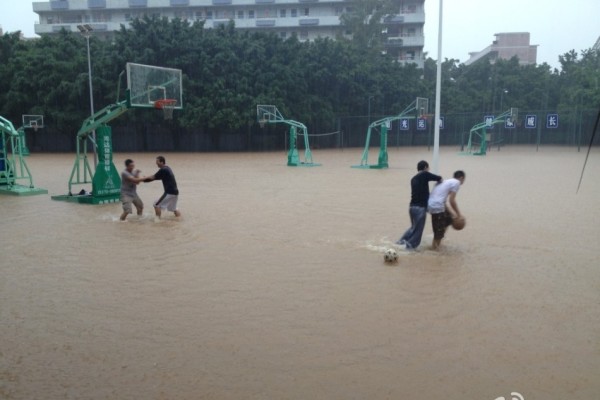 [流言板]期待回歸！美媒曬莫蘭特隔扣樂福照，配文不可復制的爆發(fā)力