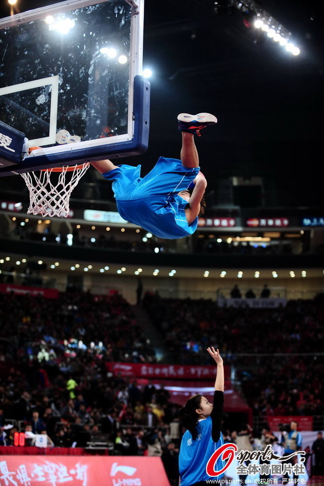 踩踏染紅！西蒙斯致歉：范戴克是我的隊長 絕不會故意傷害任何人