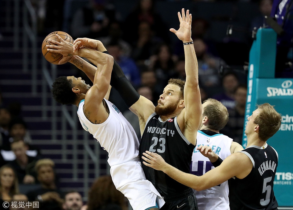 [流言板]輪流發(fā)力！布克借掩護干拔三分也進連拿5分，太陽追至1分