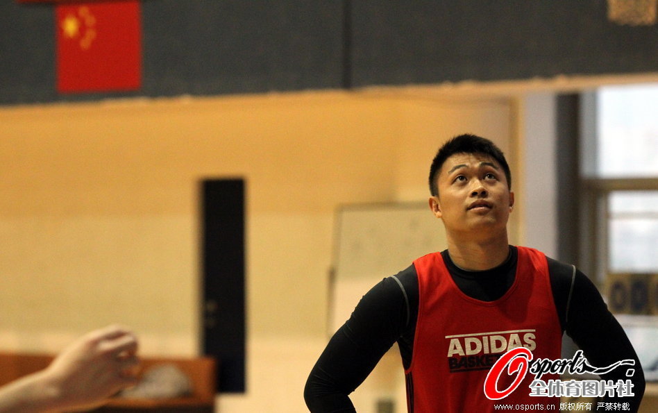 人都去哪了？三球擋拆后順步突破直接殺入籃下 輕松命中反超上籃