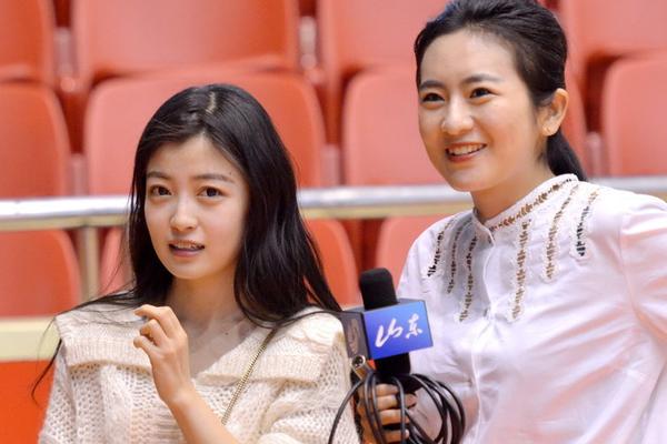 直播吧10月08日訊 黃蜂官方宣布簽下被湖人裁掉的埃里克-狄克遜。24歲的狄克遜是本賽季NCAA D1得分王，場均為維拉諾瓦大學出戰(zhàn)34.8分鐘，可以得到23.3分 5.1籃板1.9助攻，投籃命中率4