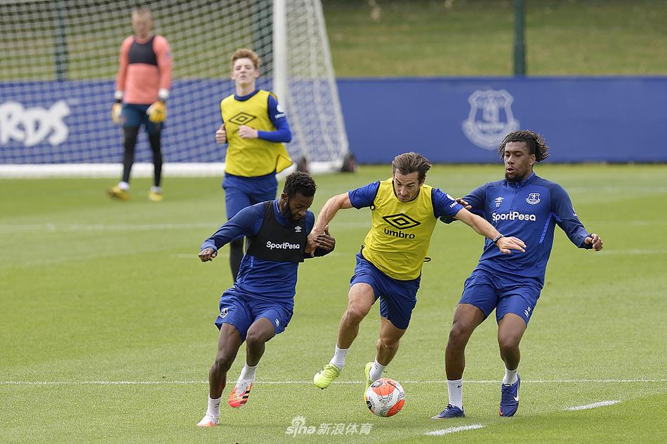 依舊替補？詹?。航裢磉€是讓維爾茨搭?；倏?，薩拉赫替補更合理