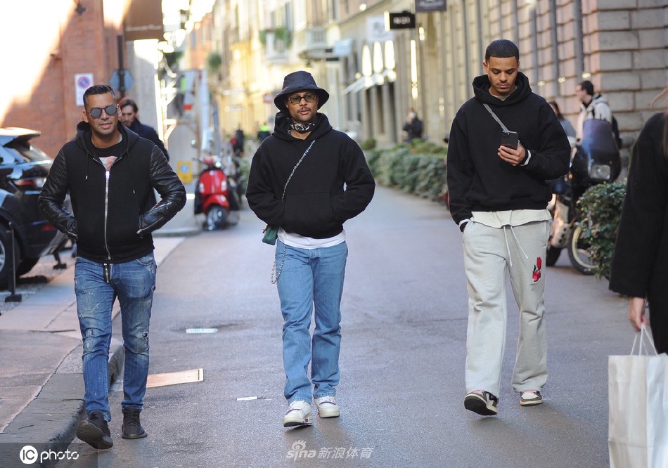 在巴黎時內馬爾帶你去夜店了嗎？西蒙斯：沒有，那時我才17歲