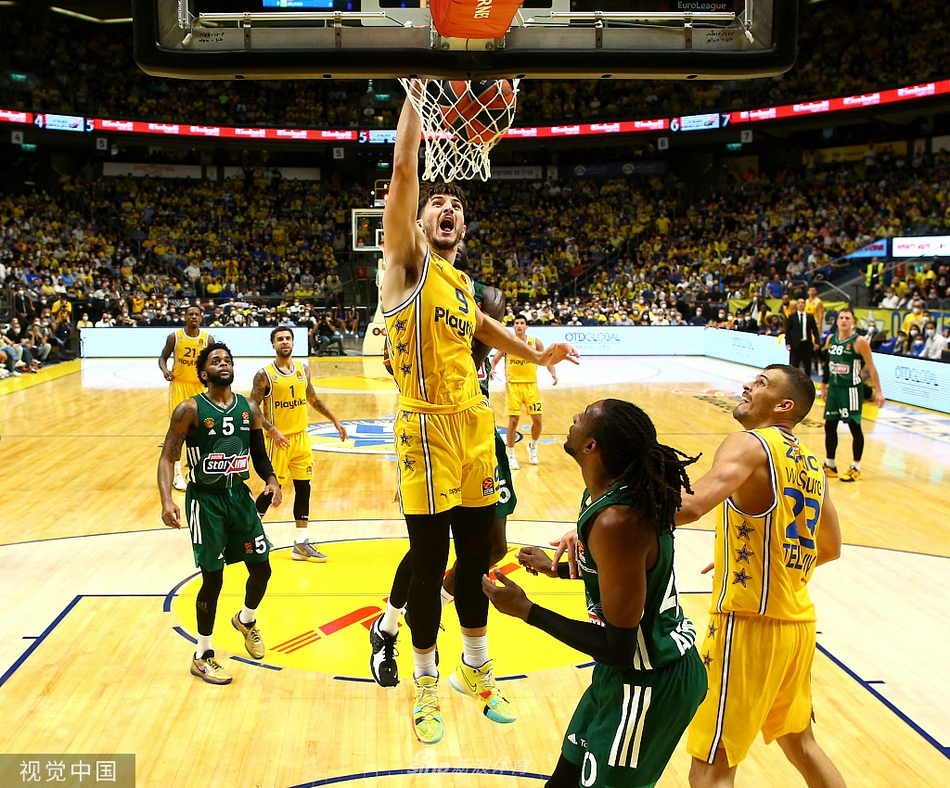 危險！卡佩拉被切球后打到杜蘭特面部，杜蘭特掩面非常痛苦