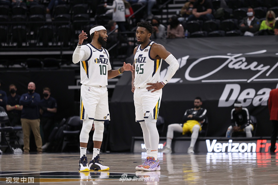 直播吧1月8日訊 NBA常規(guī)賽，雄鹿上半場以53-64落后勇士。上半場比賽，字母哥勢不可擋，他出戰(zhàn)12分49秒，投籃11中8，三分2中1，罰球3中1，得到18分4籃板3助攻。