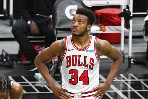 巴薩多打一人！桑塞特兇狠踢倒費爾明，被直紅罰下