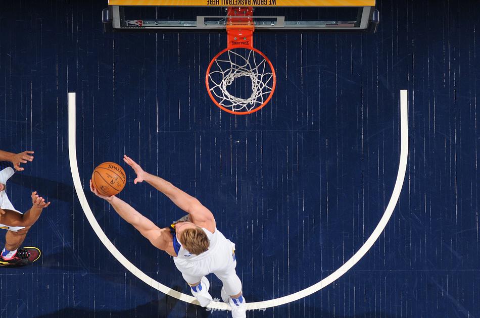 1.2萬RMB！內馬爾攜女友看演唱會，女友身著范思哲連衣裙驚艷全場