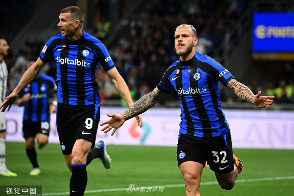 巴薩多打一人！桑塞特兇狠踢倒費爾明，被直紅罰下