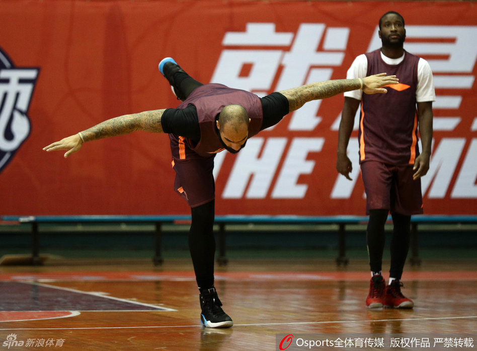 此前被湖人裁掉！黃蜂官宣簽下NCAA得分王埃里克