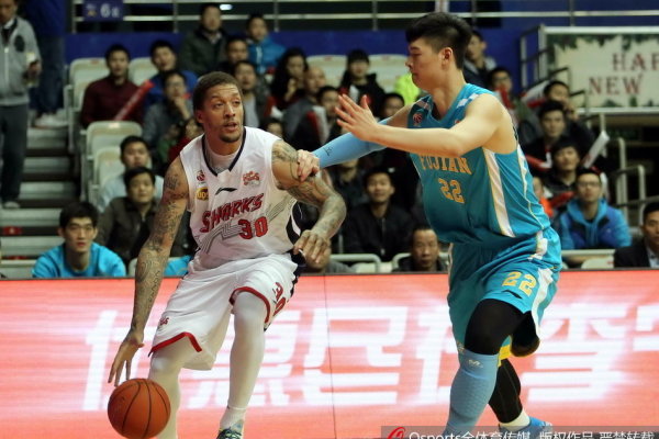 效率不高！愛德華茲打滿首節(jié)7中2拿到10分 三分4中0&正負值