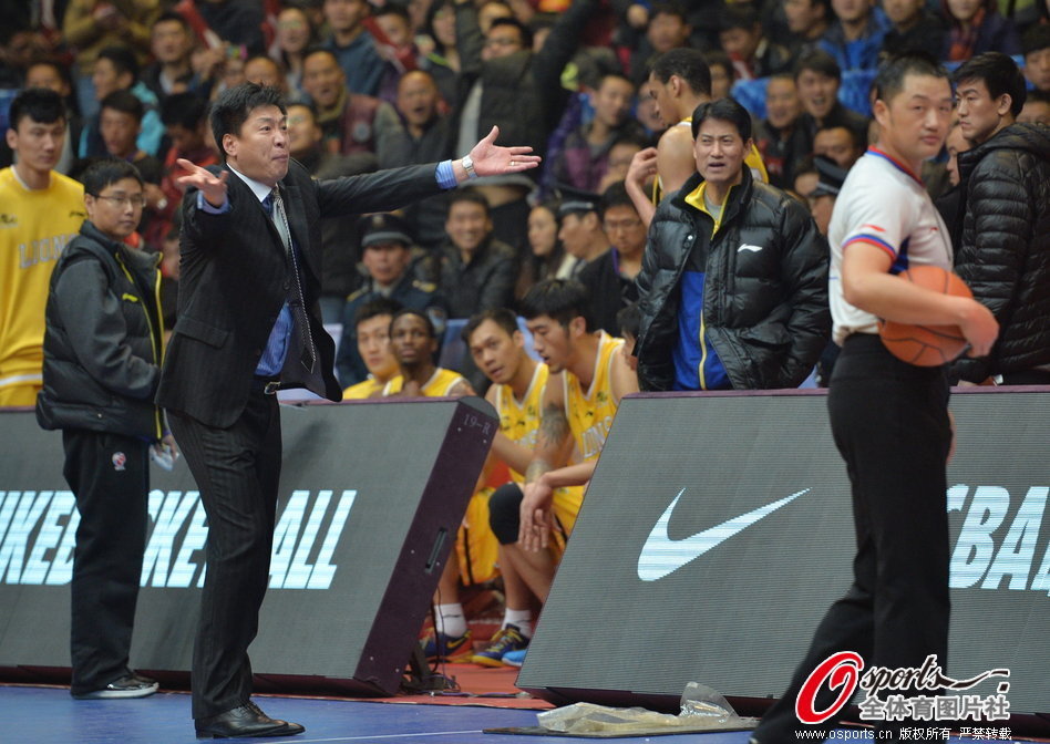 摧枯拉朽！字母哥接球?qū)箍寺迥?暴起單臂劈扣后還用頭頂球