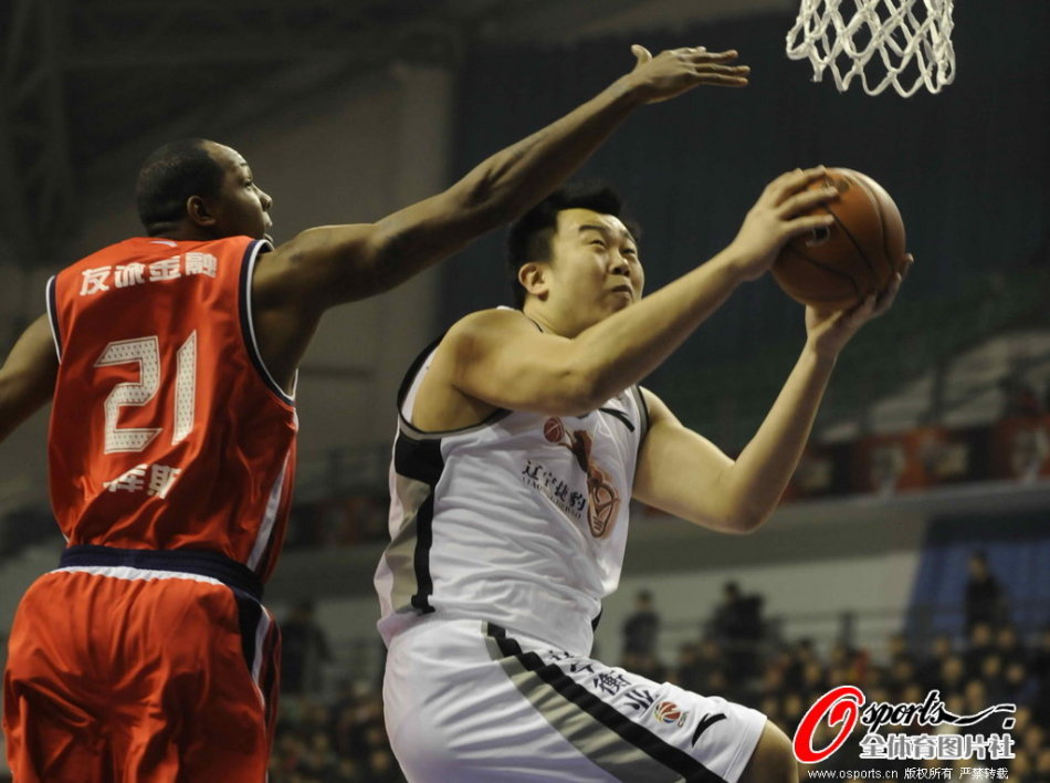 興奮得像個孩子！庫里雜耍上籃打停雄鹿 蹦跳回替補席