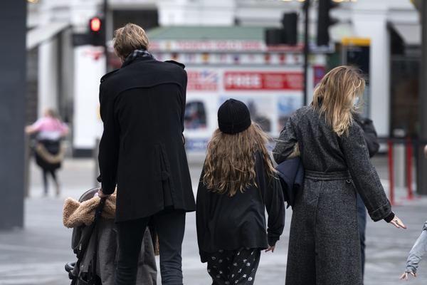 危險！卡佩拉被切球后打到杜蘭特面部，杜蘭特掩面非常痛苦