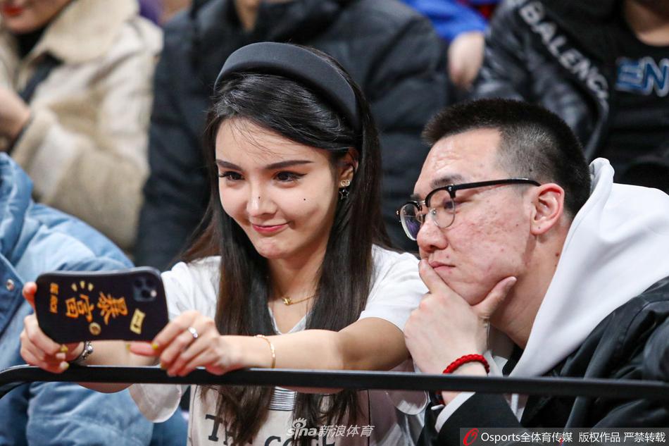 ??梅西抵達加爾各答，眾多印度球迷狂奔并齊喊：Messi! Messi!