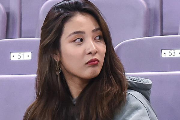 興奮得像個孩子！庫里雜耍上籃打停雄鹿 蹦跳回替補席