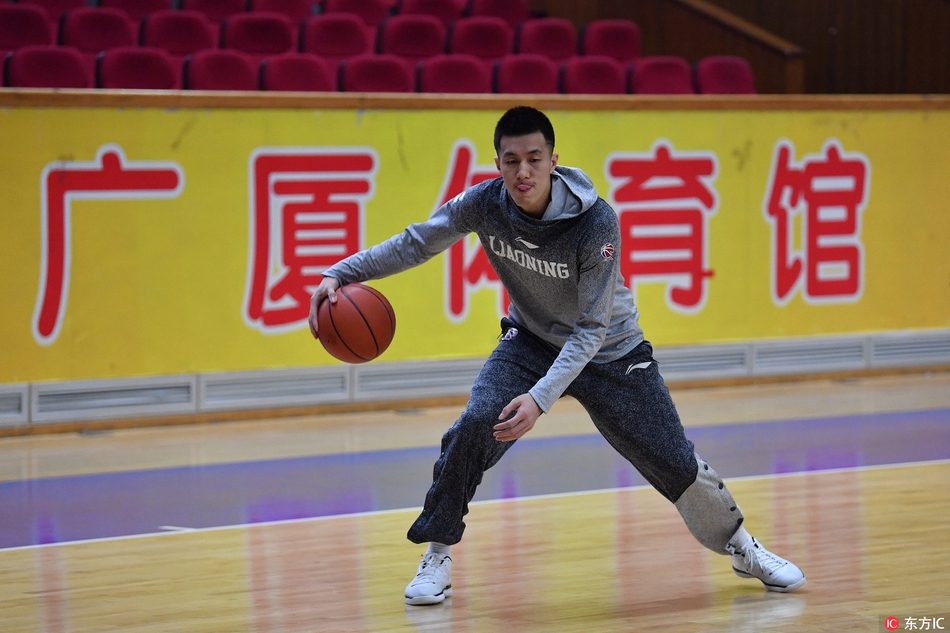 無敵！字母哥借掩護強突遭遇追夢兇狠犯規(guī)摔倒在地 但依然打成2+1