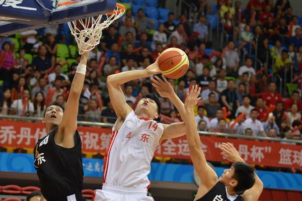 兒子生日當(dāng)天出軌！旺達視頻曝光：與伊卡爾迪前隊友在房間內(nèi)跳舞