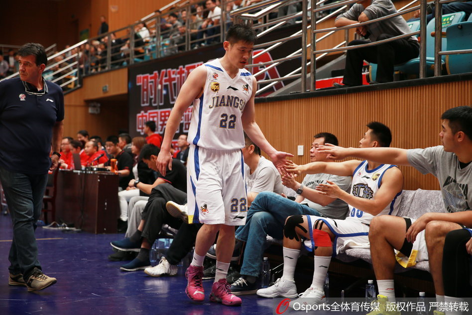 火藥味！追夢霍蘭德對抗后發(fā)生口角，隨后被隊友拉開