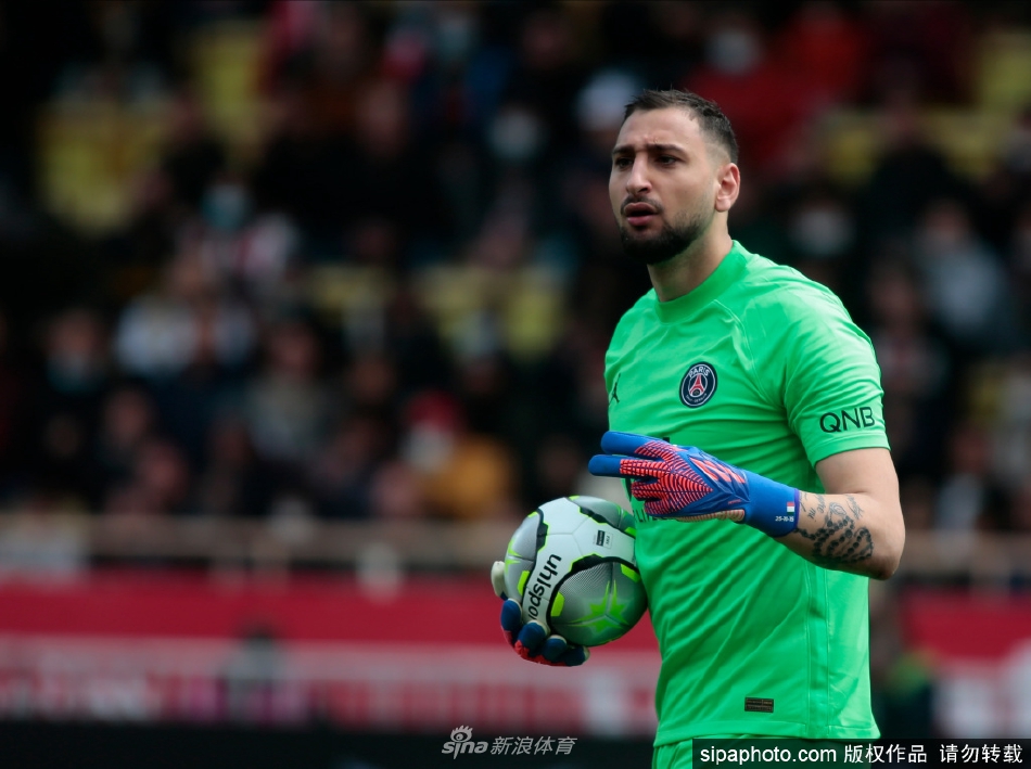 無敵！字母哥借掩護強突遭遇追夢兇狠犯規(guī)摔倒在地 但依然打成2+1