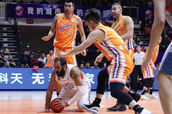 梅西策動！梅西分球給邊路阿爾巴，后者助攻阿連德頭球破僵