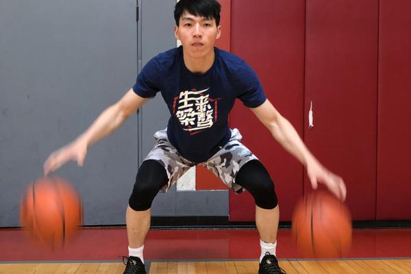 來和哥哥學習技術？喬布和貝林厄姆女友現(xiàn)身伯納烏看臺