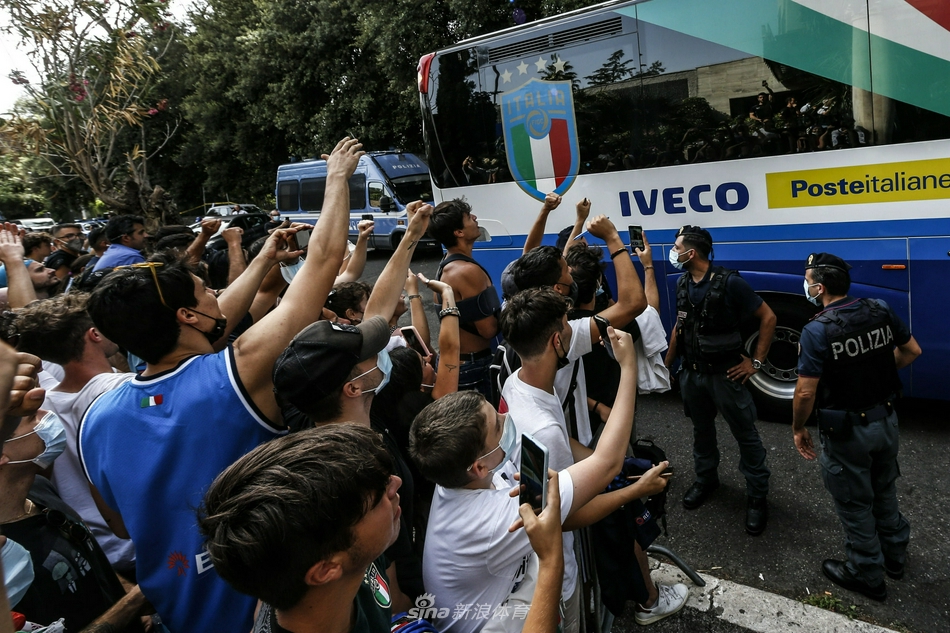 馬卡報：備戰(zhàn)曼城，雷耶斯的兒子被調(diào)入皇馬一隊參加訓(xùn)練