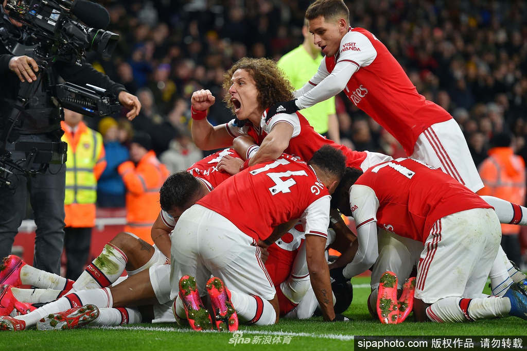 人都去哪了？三球擋拆后順步突破直接殺入籃下 輕松命中反超上籃