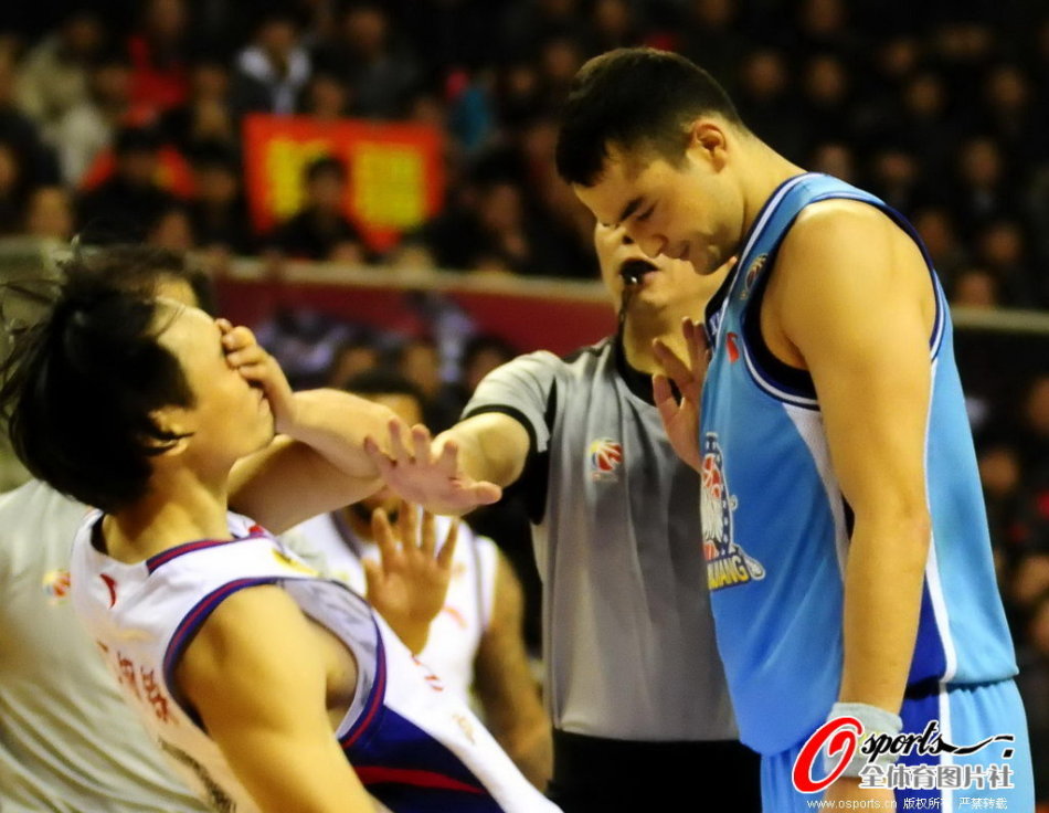 人都去哪了？三球擋拆后順步突破直接殺入籃下 輕松命中反超上籃