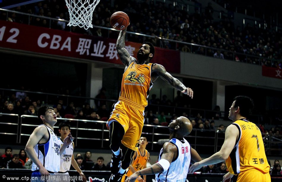 直播吧1月8日訊 NBA常規(guī)賽，雄鹿半場53-64落后勇士。雄鹿球員小波特上半場雖然失誤略多，但總體表現(xiàn)還不錯，進攻效率挺高。他上半場打了19分58秒，7投5中三分2中1），拿到11分1籃板3助攻1搶