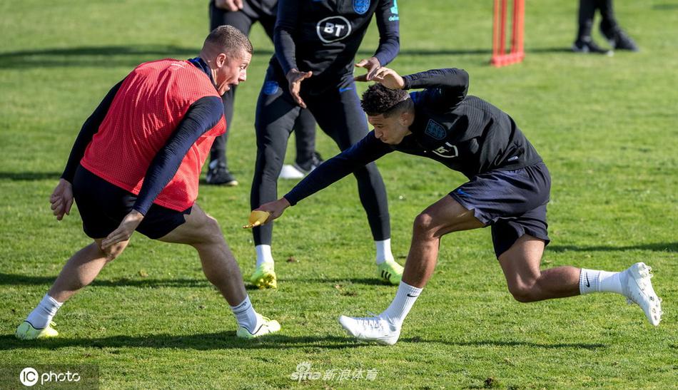 踩踏染紅！西蒙斯致歉：范戴克是我的隊長 絕不會故意傷害任何人