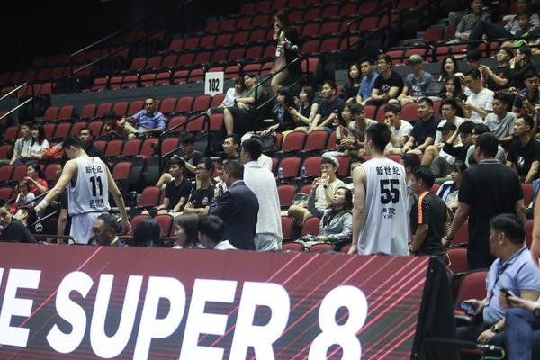 誰都能捅一刀??曼聯(lián)助狼隊結(jié)束43天球荒，本賽季僅1次零封對手