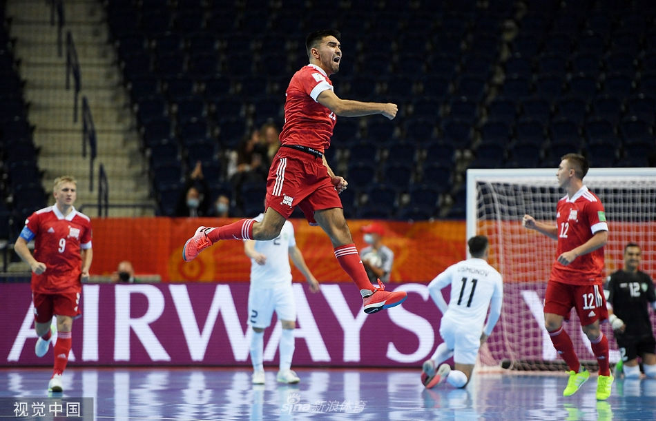 啊這……加納喬與體能教練對決踩單車，后者幾乎沒動瞬間攔截皮球