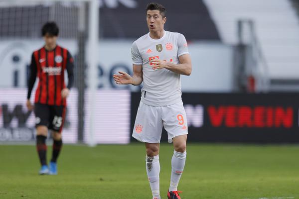 摧枯拉朽！字母哥接球?qū)箍寺迥?暴起單臂劈扣后還用頭頂球