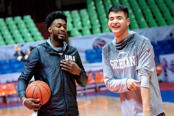 [流言板]恢復(fù)神速！前幾日腳無法承重的東契奇，今日自己走回更衣室