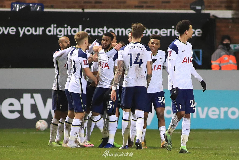 每體：巴薩今日完成本周最后一次訓練，弗里克因私事缺席