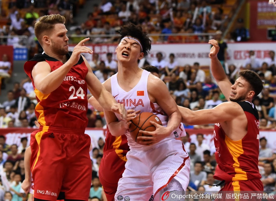 姆巴佩曬領取月最佳獎杯照片：非常感謝大家，對陣阿拉維斯加油！