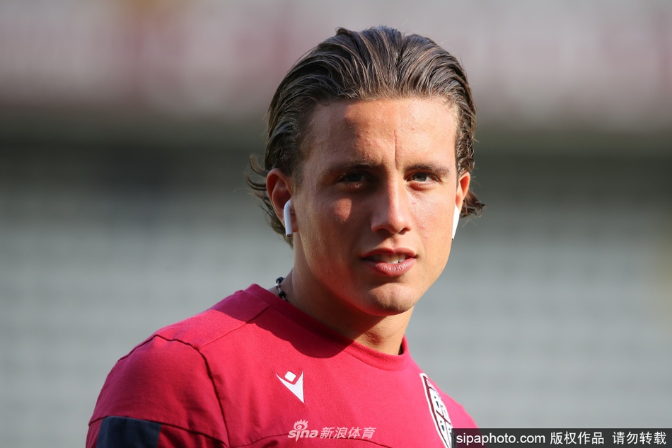 [流言板]恢復(fù)神速！前幾日腳無法承重的東契奇，今日自己走回更衣室