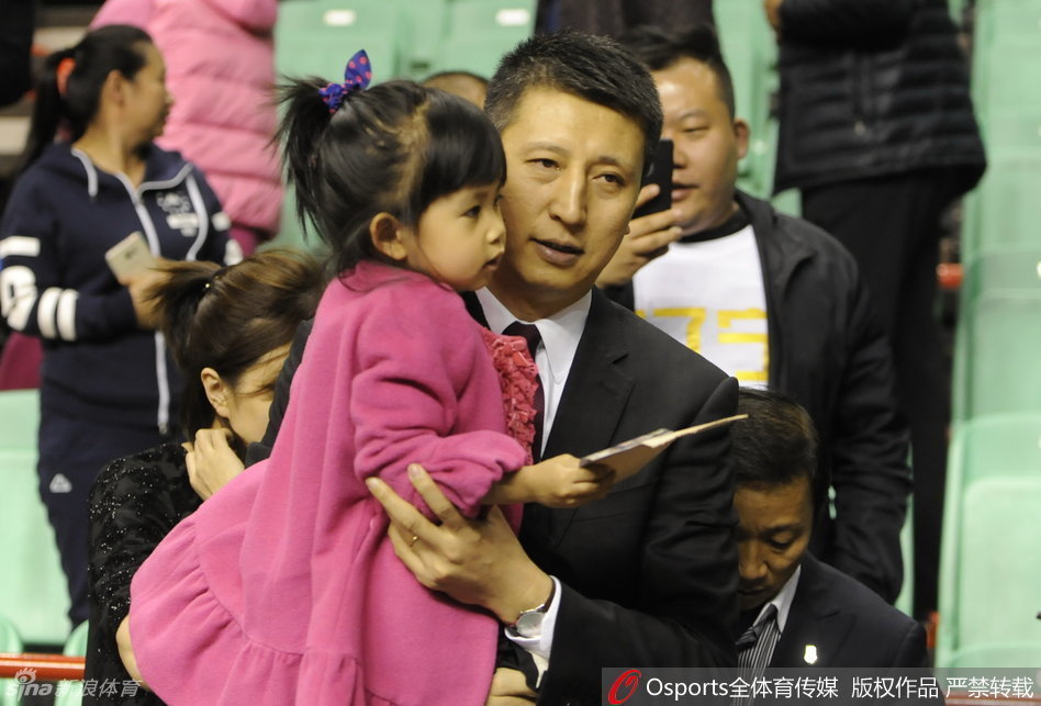 [流言板]輪流發(fā)力！布克借掩護干拔三分也進連拿5分，太陽追至1分