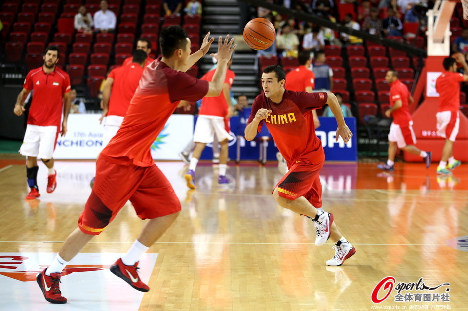 索爾斯克亞現(xiàn)場觀看伊普斯維奇比賽，支持曼聯(lián)前同事麥肯納