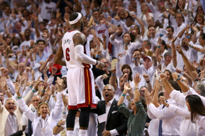 野火無情！詹姆斯轉發(fā)LA救火現(xiàn)場組圖，并附上心碎表情