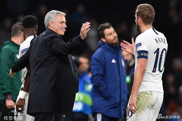 在勇士禁區(qū)當攪拌機！字母哥半場11中8砍18分4板3助